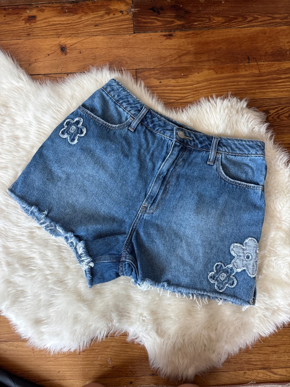 Hollister Blue Denim Floral Patch Ultra High-Rise Vintage Relaxed Mom Short 3”